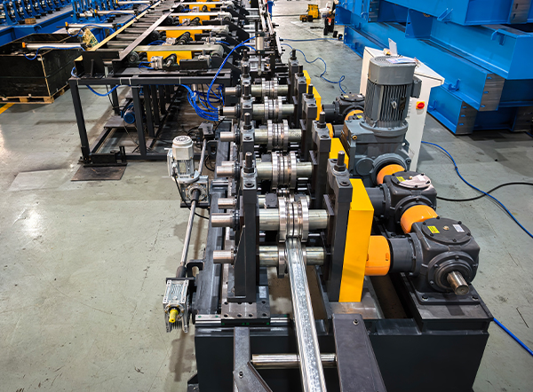 Boxing and seaming station of Step Beam Roll Forming Machine driven by heavy-duty gearboxes